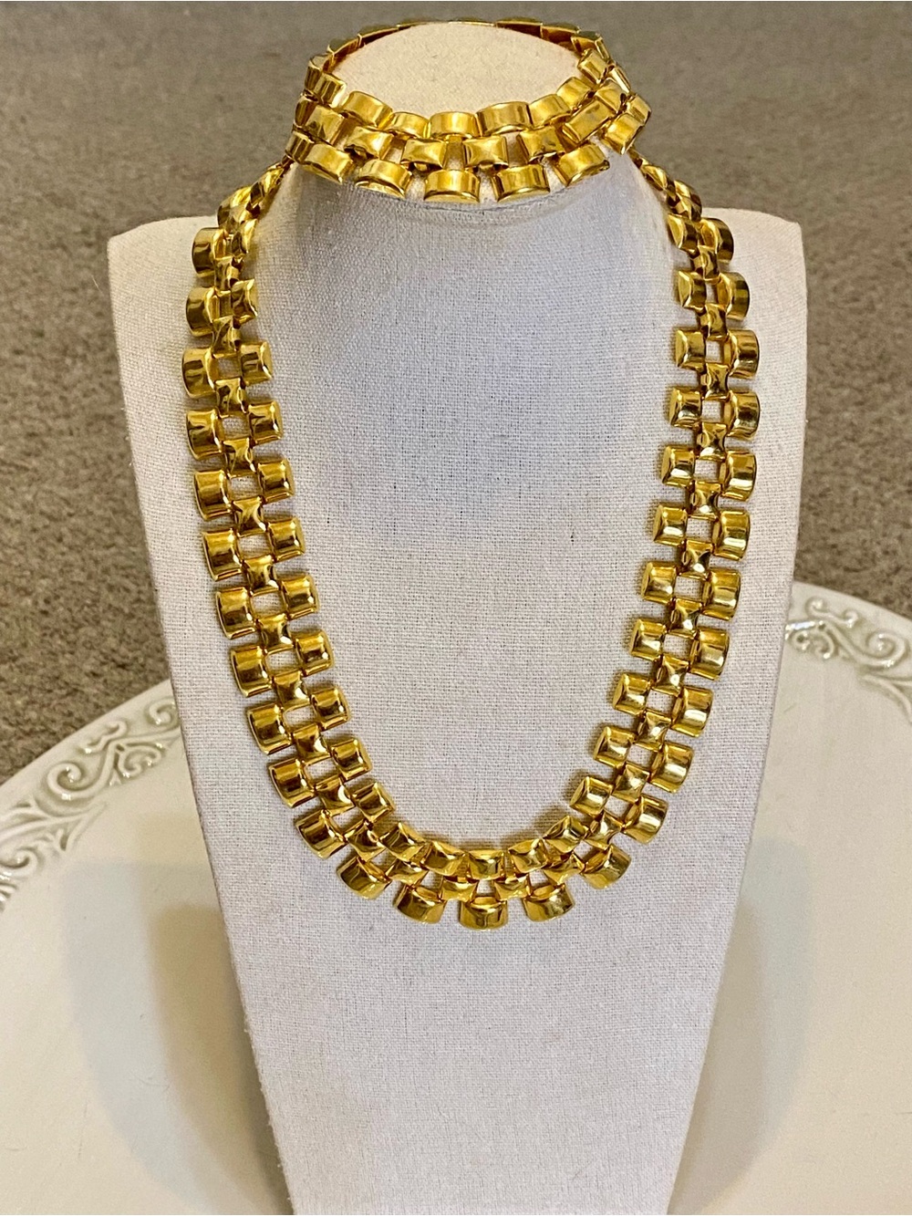 Vintage Avon Gold Tone Necklace & Bracelet Set